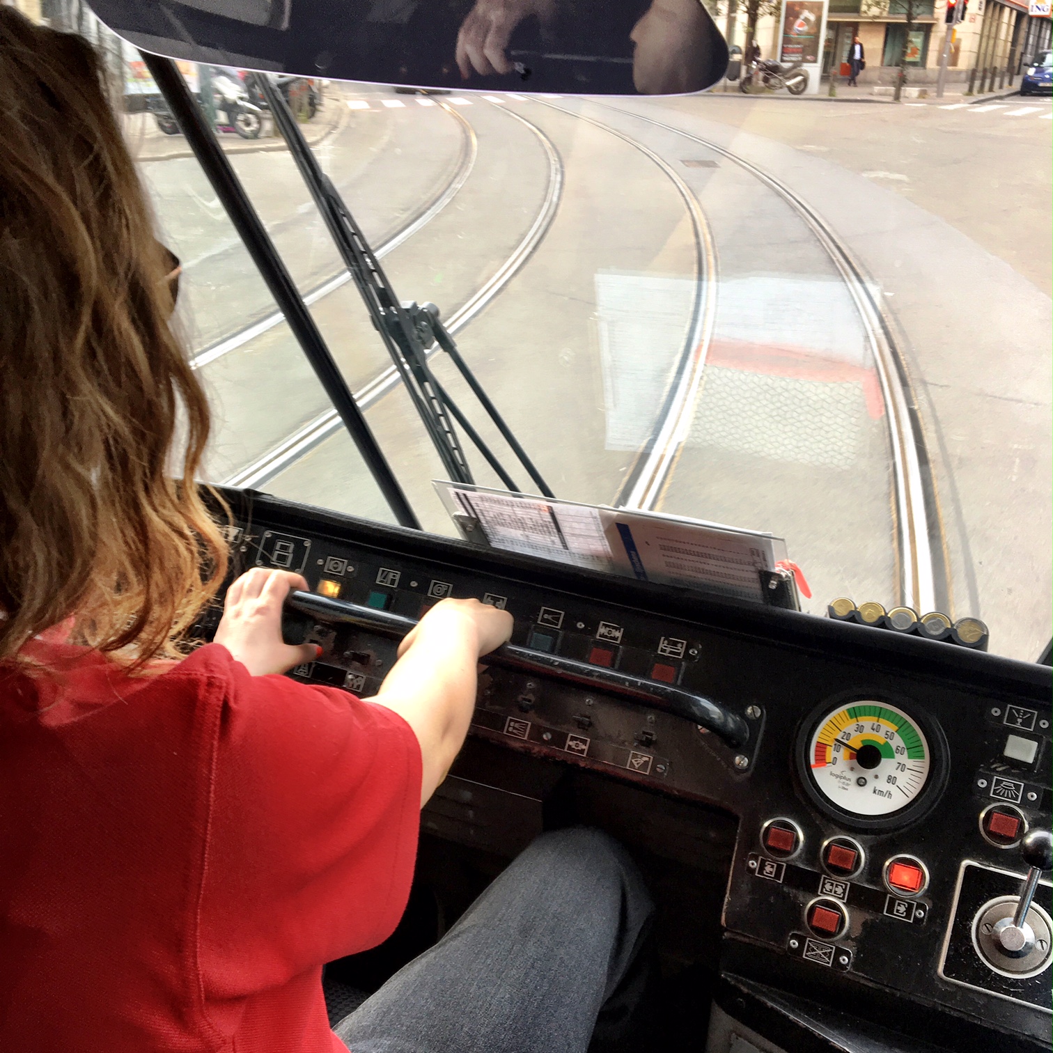 Une conductrice de tram, du papier et des marqueurs