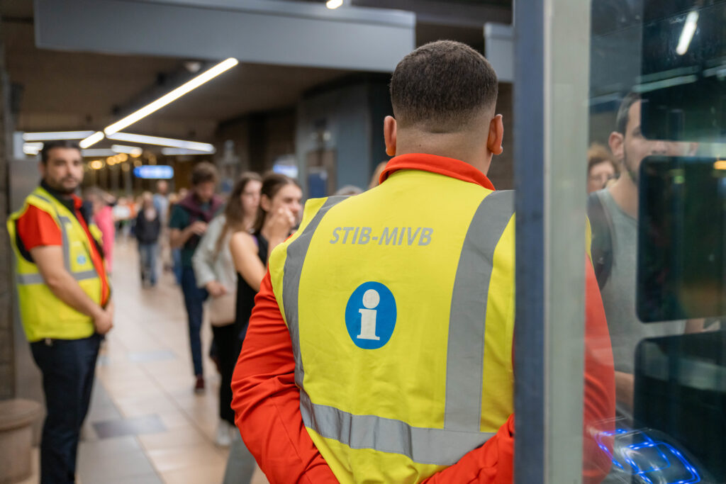 medewerker MIVB die in het metrostation helpt alles in goede banen te leiden