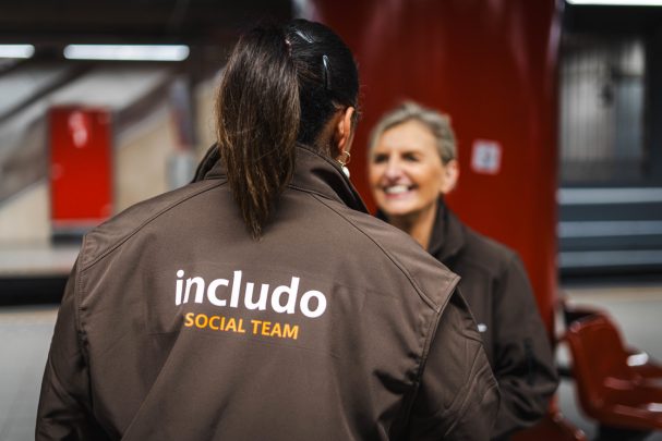 Twee personen van het Includo social team aan het praten