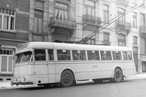Trolleybus en service - Ligne 54 sur l'Avenue Chazal